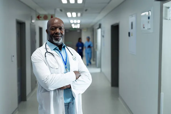 Retrato Del Feliz Médico Afroamericano Pasillo Del Hospital Espacio Para —  Fotos de Stock