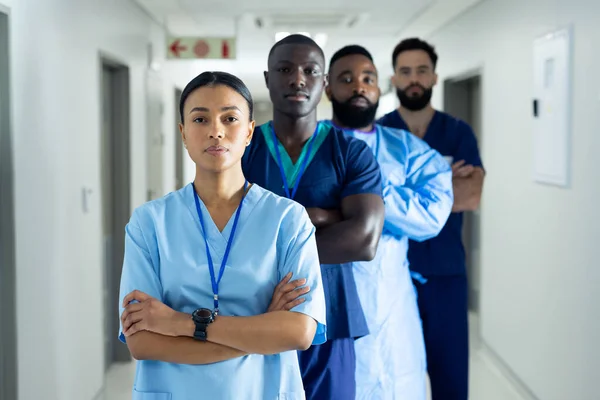 病院の廊下に並ぶ医療従事者の多様なグループの肖像画 医療サービス — ストック写真