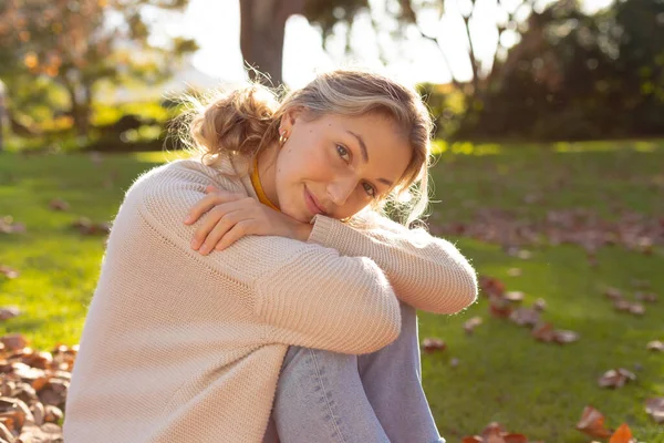 Portret Szczęśliwej Białej Kobiety Uśmiechniętej Siedzącej Ogrodzie Spędzanie Czasu Samotnie — Zdjęcie stockowe