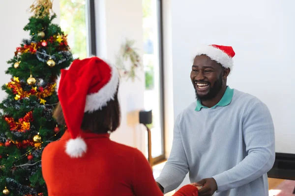 Noel Baba Şapkası Takan Noel Ağacının Yanında Dans Eden Mutlu — Stok fotoğraf