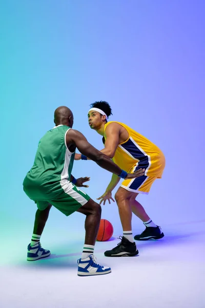 Obraz Dwóch Różnych Koszykarzy Koszykówki Gra Fioletowym Zielonego Tła Koncepcja — Zdjęcie stockowe