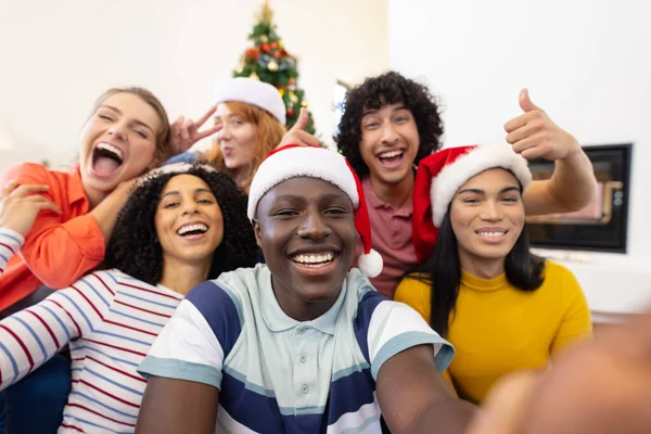 Retrato Amigos Felices Diversos Con Sombreros Santa Navidad Navidad Celebración —  Fotos de Stock
