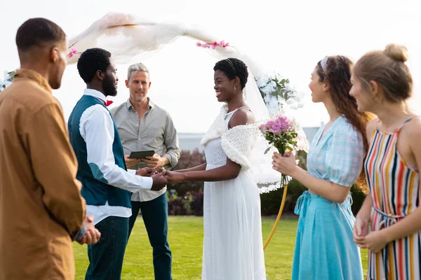 幸福的非洲裔美国夫妇在婚礼期间牵着手 婚礼日 包容和生活方式概念 — 图库照片