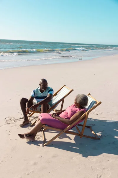 African American Senior Couple Sitting Deckchairs Talking Beach Clear Sky — Stock Photo, Image
