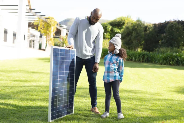 Bild Eines Glücklichen Afrikanisch Amerikanischen Vaters Der Seiner Tochter Sonnenkollektoren — Stockfoto