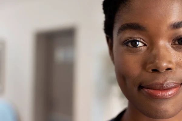 Hälften Ansikte Porträtt Leende Afrikansk Amerikansk Kvinnlig Läkare Sjukhus Korridor — Stockfoto