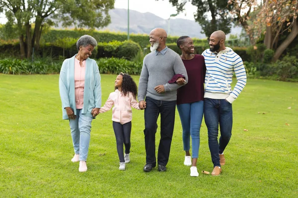 Imagem Feliz Família Afro Americana Várias Gerações Caminhando Juntas Livre — Fotografia de Stock