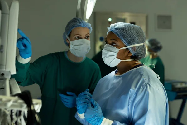 Diverse Chirurginnen Gespräch Die Während Der Operation Medizinische Geräte Operationssaal — Stockfoto