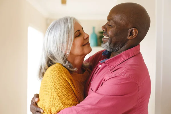 Feliz Diversa Pareja Ancianos Abrazándose Sonriéndose Casa Felicidad Salud Jubilación —  Fotos de Stock