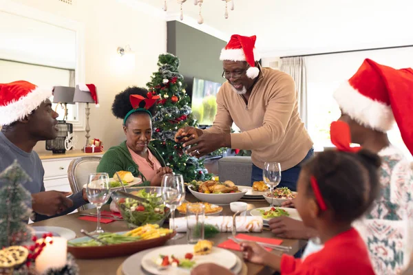Feliz Familia Afroamericana Pasando Tiempo Juntos Comiendo Navidad Navidad Tiempo —  Fotos de Stock