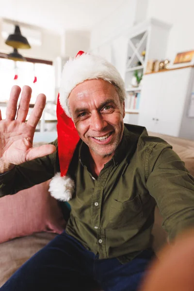 Vrolijke Blanke Man Met Kerstmuts Zittend Bank Woonkamer Videogesprek Kwaliteitstijd — Stockfoto