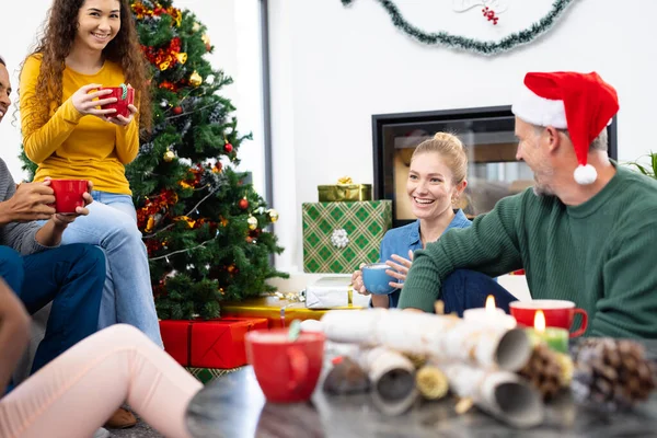 自宅でクリスマスに幸せな多様な男性と女性の友人のイメージ クリスマス お祭り お祝いのコンセプト — ストック写真