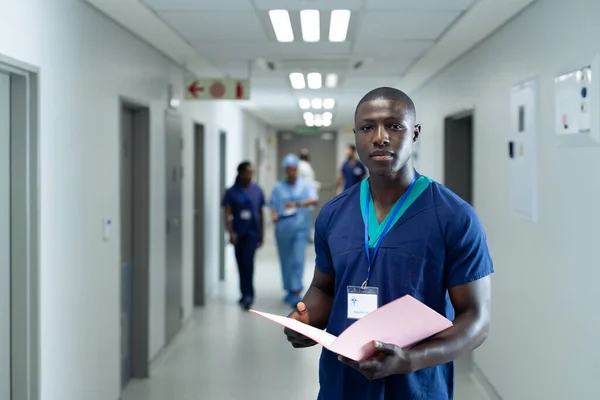 Πορτρέτο Ενός Αφροαμερικανού Εργάτη Υγείας Φάκελο Πολυσύχναστο Διάδρομο Νοσοκομείου Αντίγραφο — Φωτογραφία Αρχείου