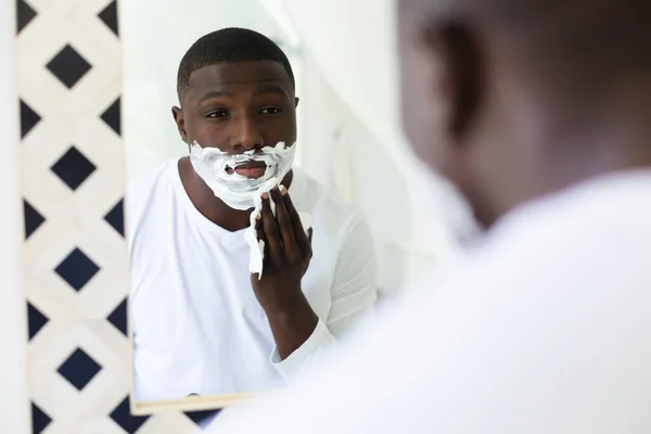 Glad Afrikansk Amerikansk Man Löddrande Ansikte Med Raklödder Att Titta — Stockfoto