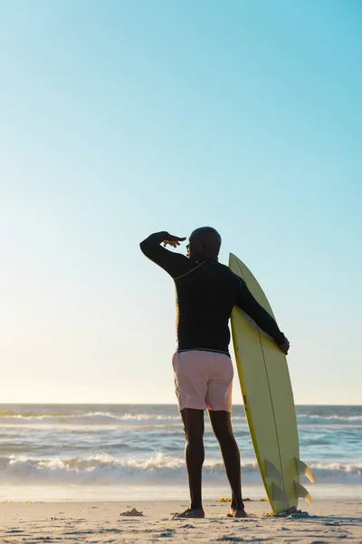 Zadní Pohled Staršího Afrického Američana Surfařským Prknem Při Západu Slunce — Stock fotografie