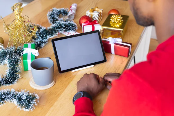 非裔美国人使用带有版权空间的平板电脑 圣诞时独自在家度过美好的时光 — 图库照片