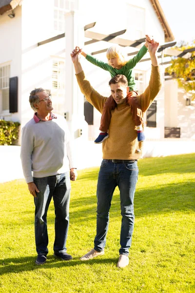 花园中快乐的高加索人祖父 父亲和儿子的垂直形象 家庭与共同度过美好时光的概念 — 图库照片