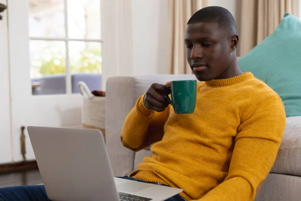 Afro Amerikaanse Man Met Laptop Vloer Bij Bank Thuis Koffie — Stockfoto