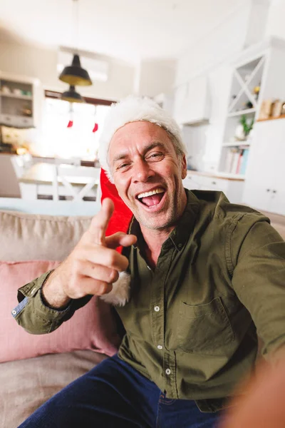Vrolijke Blanke Man Met Kerstmuts Zittend Bank Woonkamer Videogesprek Kwaliteitstijd — Stockfoto