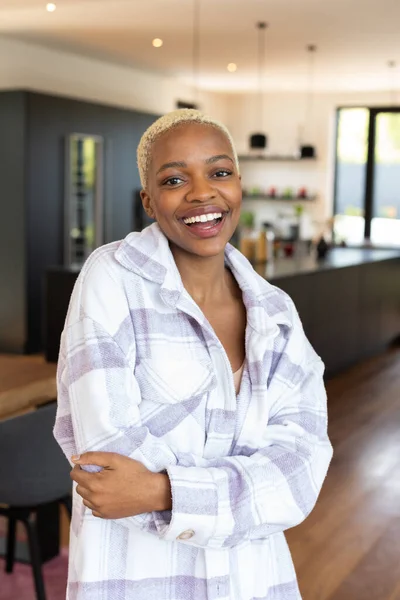 一个快乐的非洲裔美国女人的画像 看着相机 微笑着 独自待在家里的质量时间 家庭生活和生活方式概念 — 图库照片