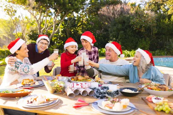 Usmívající Bělošská Rodina Tráví Čas Spolu Mají Vánoční Stromeček Zahradě — Stock fotografie