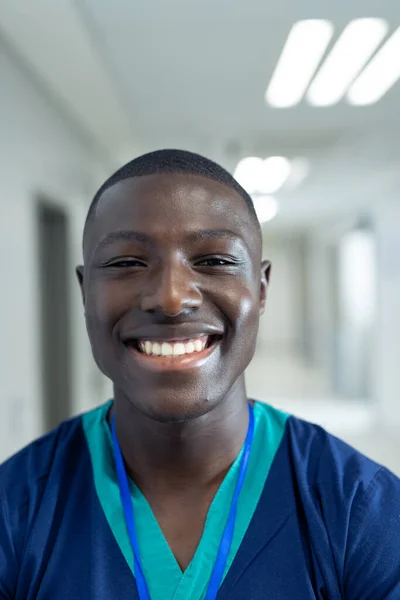 Vertikales Porträt Eines Lächelnden Afrikanisch Amerikanischen Männlichen Gesundheitsarbeiters Flur Kopierraum — Stockfoto