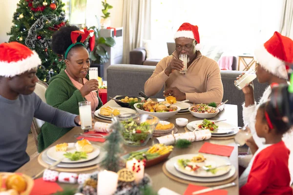Šťastná Africká Americká Rodina Tráví Spolu Čas Vánočním Jídle Vánoce — Stock fotografie
