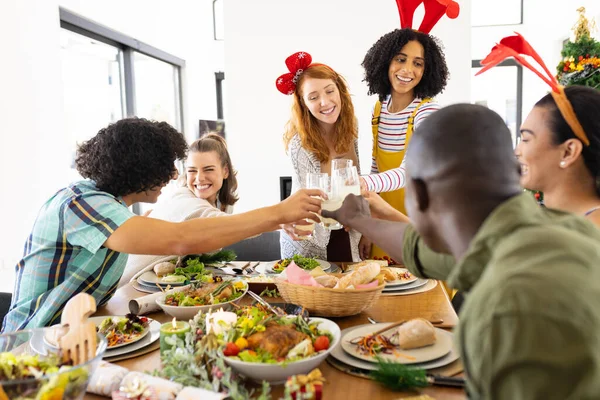 Felices Amigos Diversos Sentados Mesa Cenando Navidad Navidad Celebración Amistad —  Fotos de Stock