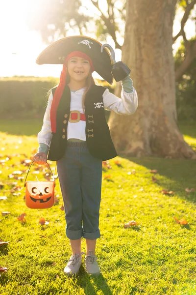 Pionowy Obraz Szczęśliwej Białej Dziewczyny Stroju Pirata Jesiennym Ogrodzie Halloween — Zdjęcie stockowe