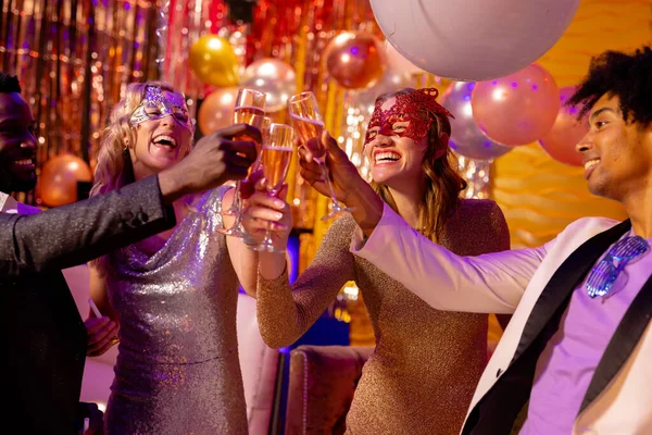 Čtyři Šťastní Různorodí Přátelé Pronášejí Přípitek Sklenicemi Šampaňského Večírku Nočním — Stock fotografie