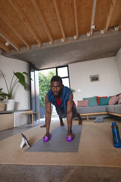 Mutlu Afro Amerikan Adam Egzersiz Yapıyor Oturma Odasında Tablet Kullanıyor — Stok fotoğraf