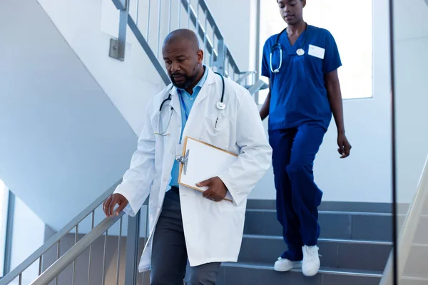 Afro Amerikaanse Vrouwelijke Mannelijke Dokter Lopen Trap Ziekenhuis Medische Gezondheidsdiensten — Stockfoto