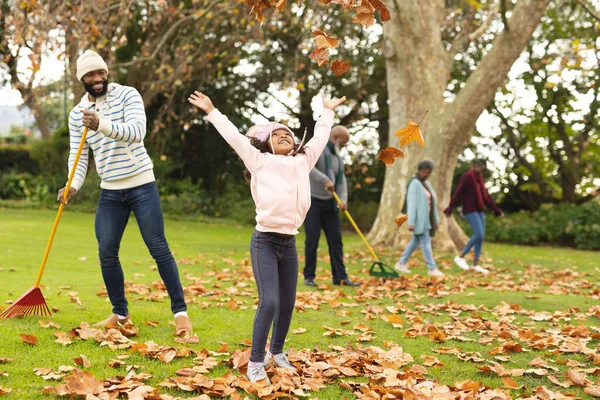 秋の庭で楽しんでいる幸せなアフリカ系アメリカ人の複数世代の家族のイメージ 家族と一緒に質の高い時間を過ごすコンセプト — ストック写真
