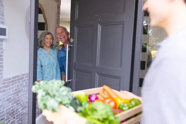 Heureux Couple Caucasien Senior Ouvrant Porte Maison Accueillant Messager Avec — Photo