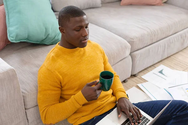 Afrykański Amerykanin Używający Laptopa Siedzącego Podłodze Pracującego Domu Pijącego Kawę — Zdjęcie stockowe