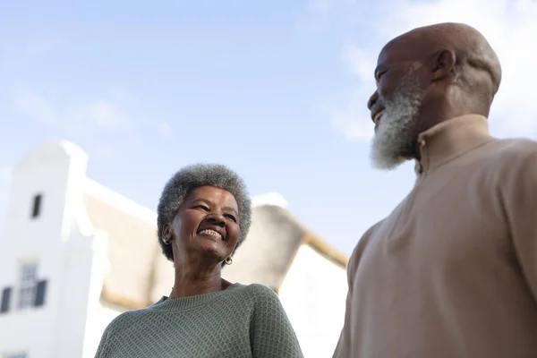 Εικόνα Ενός Ευτυχισμένου Αφροαμερικανού Ηλικιωμένου Ζευγαριού Στον Κήπο Αγάπη Σχέση — Φωτογραφία Αρχείου