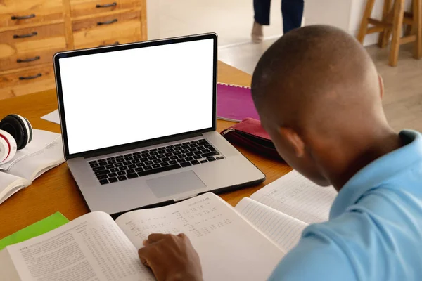 Afro Americano Adolescente Aprendendo Com Laptop Com Espaço Cópia Passar — Fotografia de Stock
