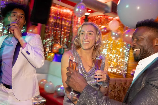 Tři Šťastní Různorodí Mužští Ženští Přátelé Popíjejí Skleničky Šampaňského Nočním — Stock fotografie