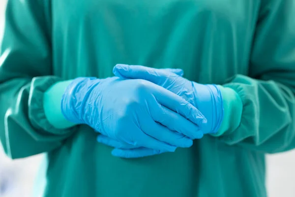 青い外科手袋と緑のガウンで動作するように準備ができて女性外科医の中央部 医療サービス — ストック写真