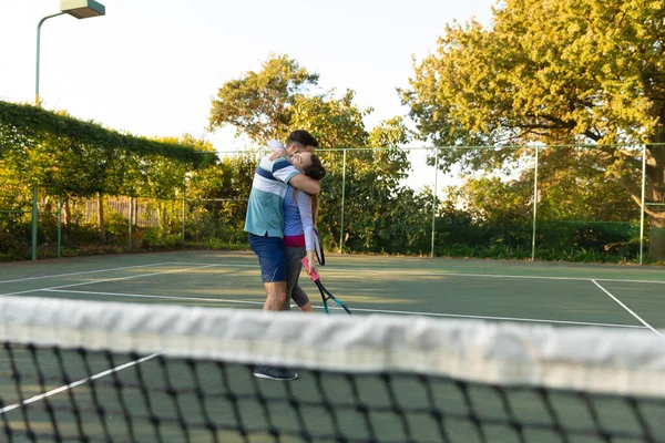 Feliz Pareja Caucásica Jugando Tenis Abrazándose Cancha Tenis Aire Libre — Foto de Stock