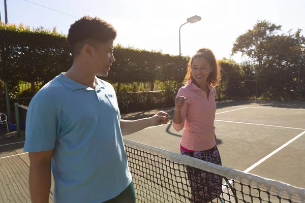 在阳光灿烂的室外网球场上 一对嬉笑的小鸟夫妇在打网球时撞击到了网 包容性 健康爱好 健身和闲暇时间概念 — 图库照片