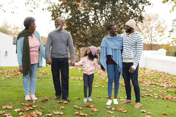 Obrázek Šťastné Multi Generace Africké Americké Rodiny Baví Venku Podzim — Stock fotografie