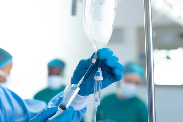 Handschuh Der Chirurgischen Technik Bereitet Flüssigkeitsbeutel Operationssaal Mit Kopierraum Krankenhaus — Stockfoto