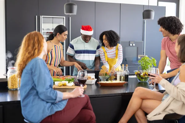 Felices Amigos Diversos Con Sombrero Santa Cocinar Navidad Navidad Celebración —  Fotos de Stock