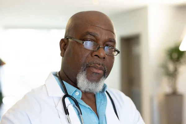 Портрет Старшего Африканского Врача Американца Больничном Коридоре Копировальным Местом Больничные — стоковое фото