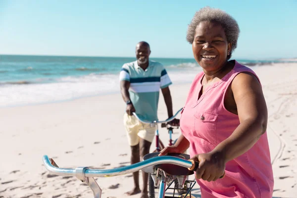 여름에 모래사장을 아프리카 미국인 시니어 커플에게 자전거를 선물했다 변경되지 활동적 — 스톡 사진