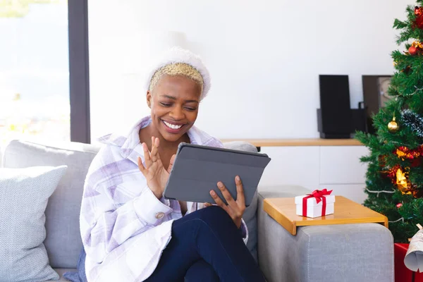 Feliz Mulher Afro Americana Vestindo Chapéu Papai Noel Usando Tablet — Fotografia de Stock
