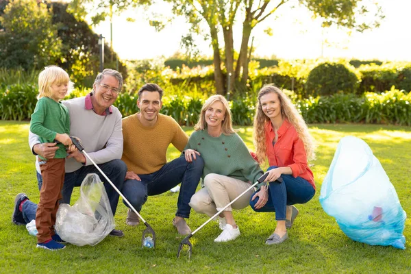 庭で廃棄物を集める幸せな多世代の白人家族のイメージ 家族と一緒に質の高い時間を過ごすコンセプト — ストック写真