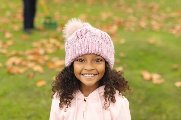 Obrázek Šťastné Africké Americké Dívky Pózující Zahradě Dětství Zábava Pojetí — Stock fotografie