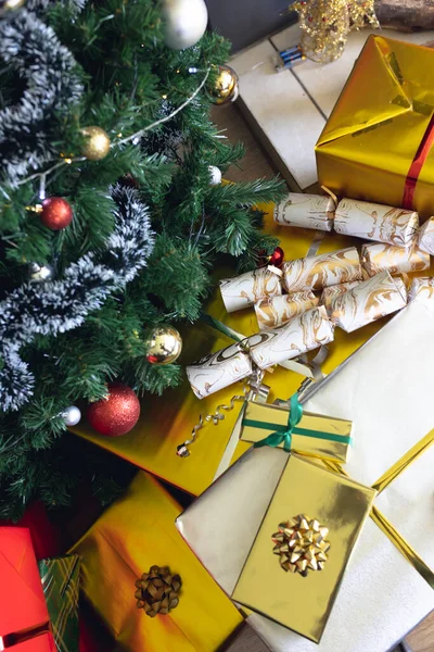 Molti Diversi Regali Natale Colorati Con Nastri Sotto Albero Natale — Foto Stock